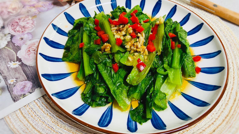 凉拌油麦菜,凉拌油麦菜清香、爽口、低热量!
