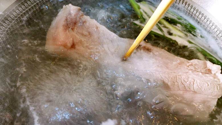蒜苔回锅肉,转中小火煮至筷子戳进五花肉中,无血水冒出