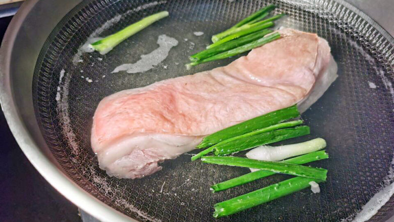 蒜苔回锅肉,加入葱段,<a style='color:red;display:inline-block;' href='/shicai/ 718'>料酒</a>