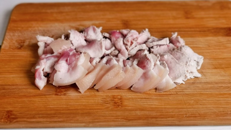 蒜苔回锅肉,煮好后捞出冷水冲洗再切片。