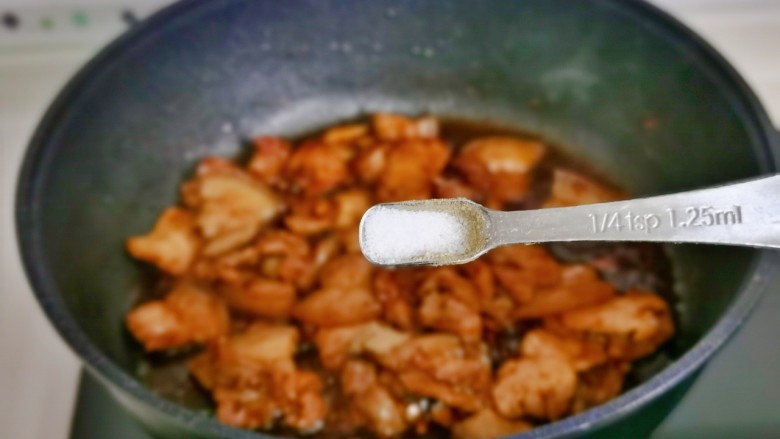蒜苔回锅肉,肉片炒至略焦,再按个人口味加入盐翻炒。