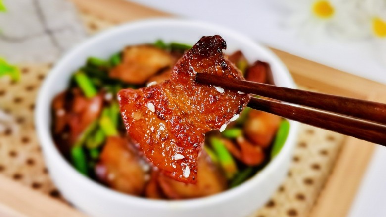 蒜苔回锅肉,外焦入味,肥而不腻,我要开动喽~