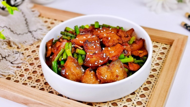 蒜苔回锅肉,盛出装盘撒上<a style='color:red;display:inline-block;' href='/shicai/ 141911'>熟白芝麻</a>,
