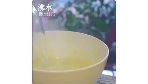 凉糕,步骤三：烧沸水800ml,倒出一半，搅匀。