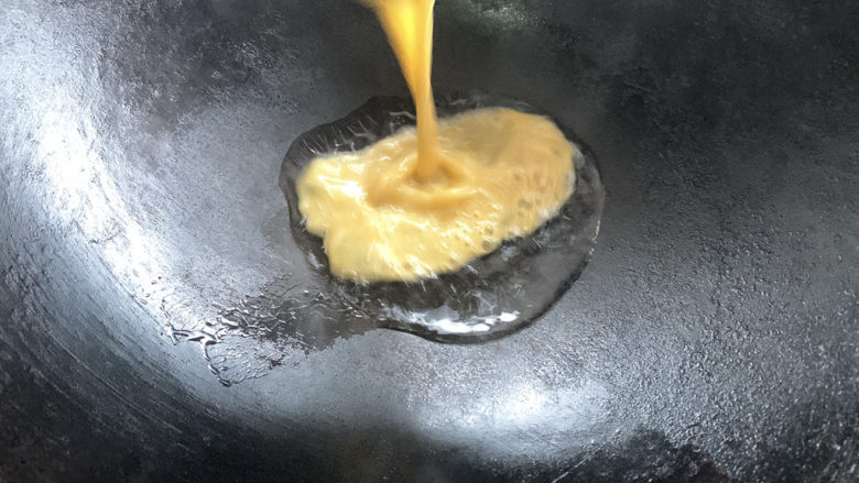 香菇炒鸡蛋,一颗鸡蛋打散,锅烧热油中小火加入鸡蛋液