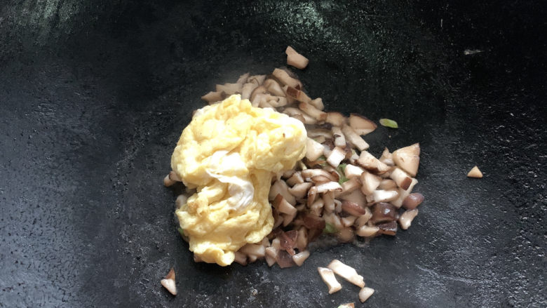 香菇炒鸡蛋,而后加入滑炒的鸡蛋
