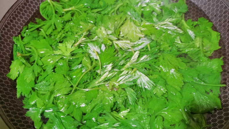 艾草青团,锅里烧开水,再把艾叶放入焯水,焯两分钟左右把艾叶捞出来抓干水分,再把水倒掉,再重复上面步骤一两遍