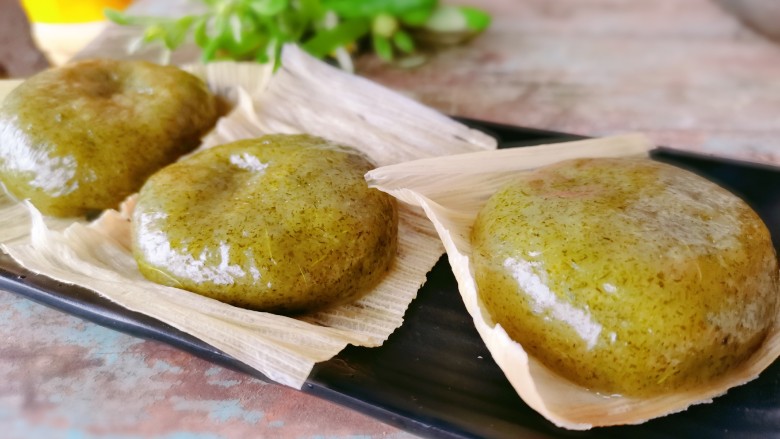 艾草青团,用玉米叶子垫着,不粘手吃的时候比较方便