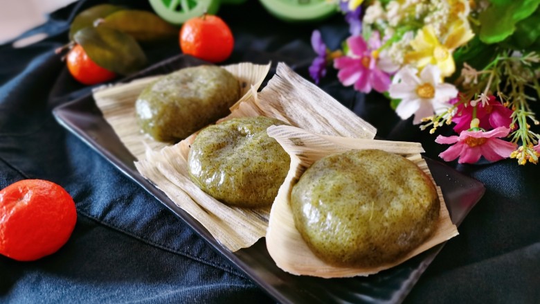 艾草青团,喜欢吃硬一点的,可以放凉之后再吃,刚出锅的时候很软烂,很粘牙