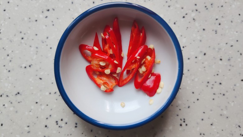蒜苔炒鸡蛋,<a style='color:red;display:inline-block;' href='/shicai/ 82'>小米椒</a>洗净,斜45°切碎