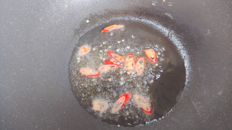 蒜苔炒鸡蛋,锅内添适量食用油，油热后下小米椒