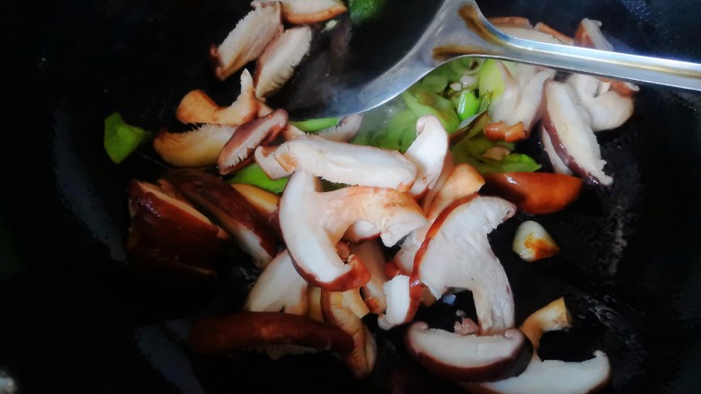 香菇炒鸡蛋,放入锅里,翻炒均匀
