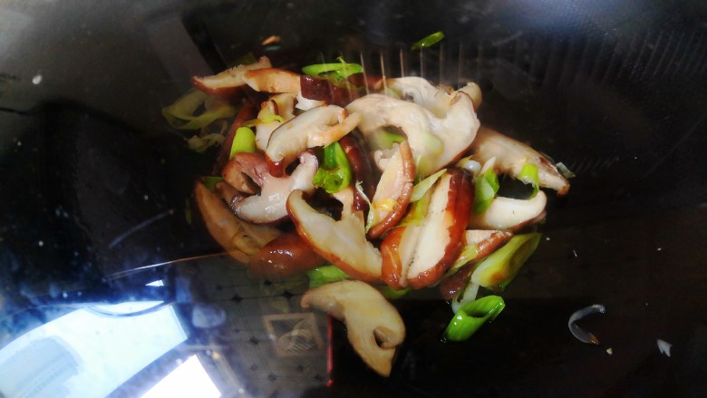 香菇炒鸡蛋,盖上锅盖,小火焖熟