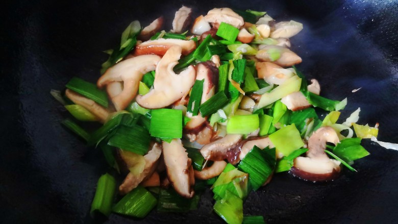 香菇炒鸡蛋,放入锅里,翻炒均匀