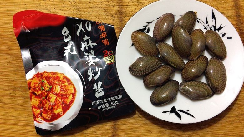辣炒花甲,主要食材如图所示,麻婆辣酱、<a style='color:red;display:inline-block;' href='/shicai/ 199'>花甲</a>