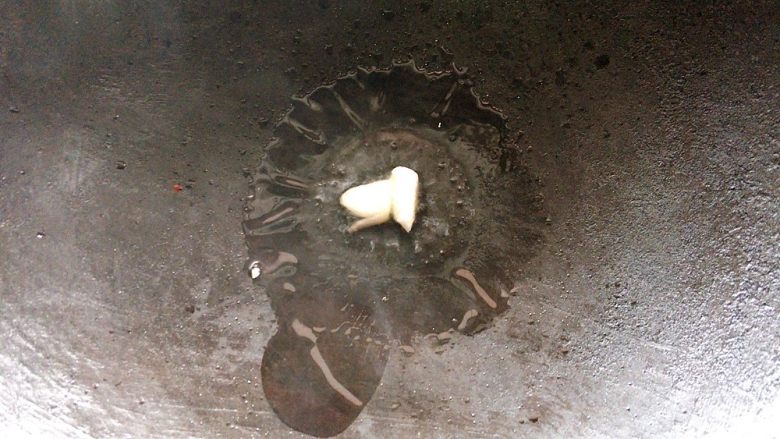 辣炒花甲,锅烧热油,加入蒜瓣爆炒出香味