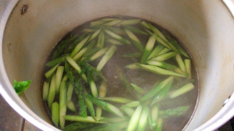 芦笋炒蘑菇,锅烧热水,汆烫一下芦笋