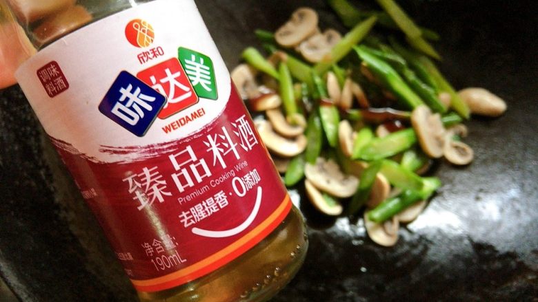 芦笋炒蘑菇,再加入些许<a style='color:red;display:inline-block;' href='/shicai/ 718'>料酒</a>,快炒15s出锅