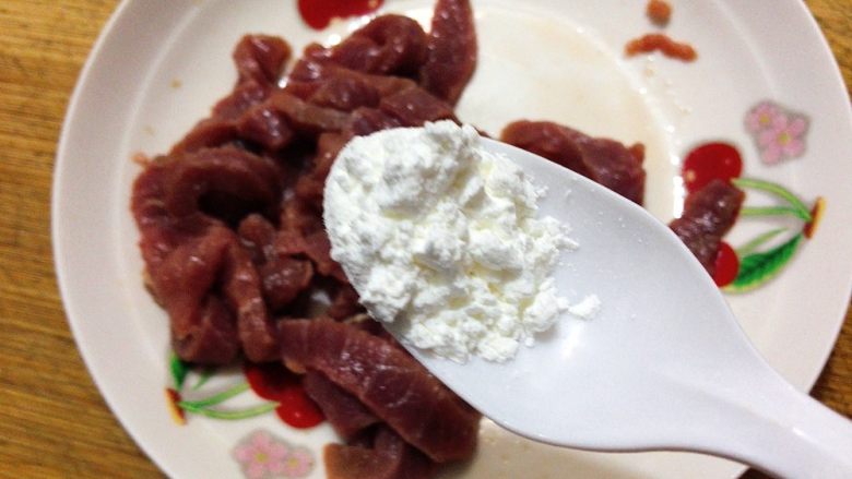 芦笋炒牛肉,适量嫩肉粉或者淀粉抓匀,使得烹饪后口感依旧细嫩