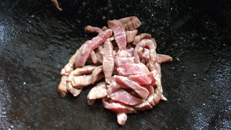 芦笋炒牛肉,不用炒的太老太久,表面些许定型盛出备用,之后还有回锅