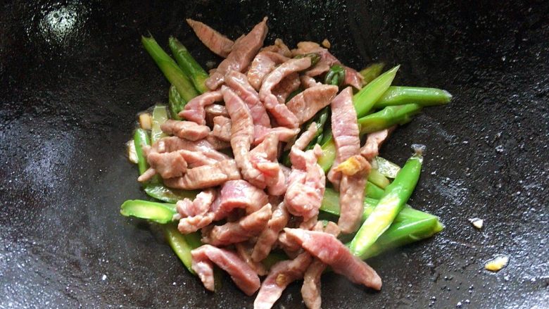 芦笋炒牛肉,而后加入牛肉,旺火快炒30s出锅