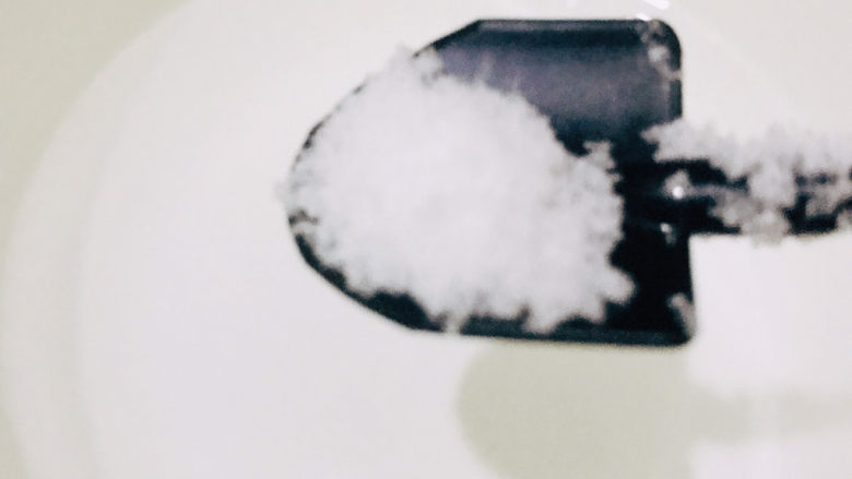 红烧香菇,碗中加适量水,放入一小勺盐