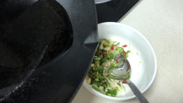 剁椒皮蛋,浇上热油激发香味