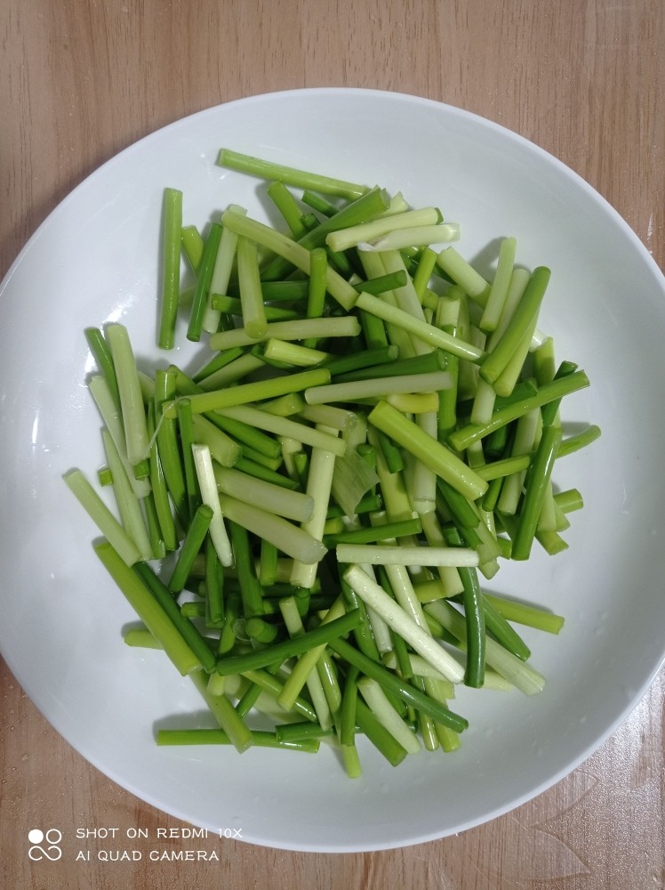 蒜苔回锅肉,蒜苗切段洗净