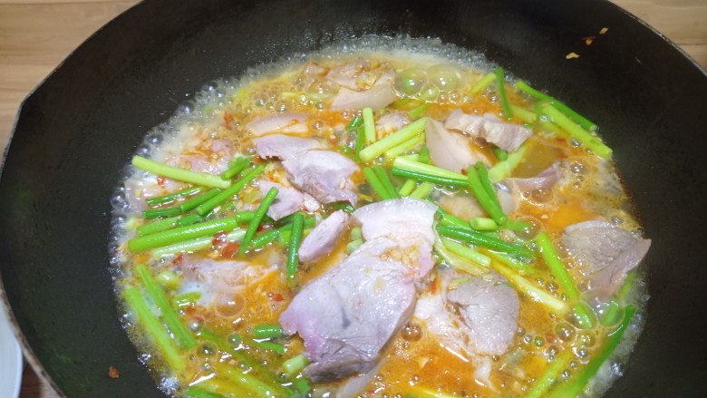 蒜苔回锅肉,倒入<a style='color:red;display:inline-block;' href='/shicai/ 897'>啤酒</a>,闷至15分钟