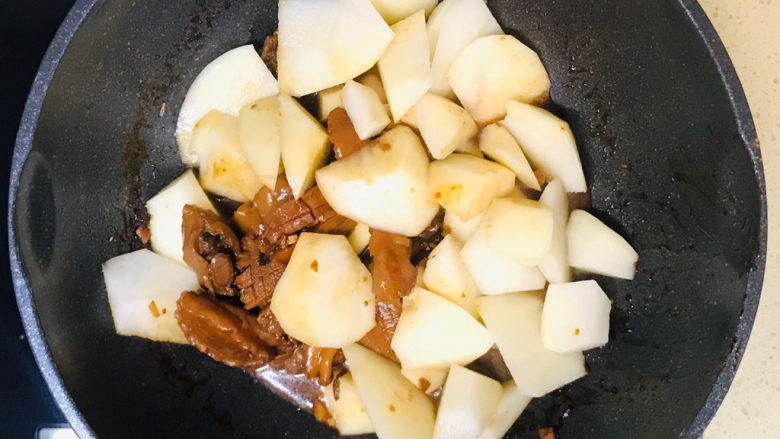 鲍鱼炖土豆,翻炒均匀,转中火炖煮入味