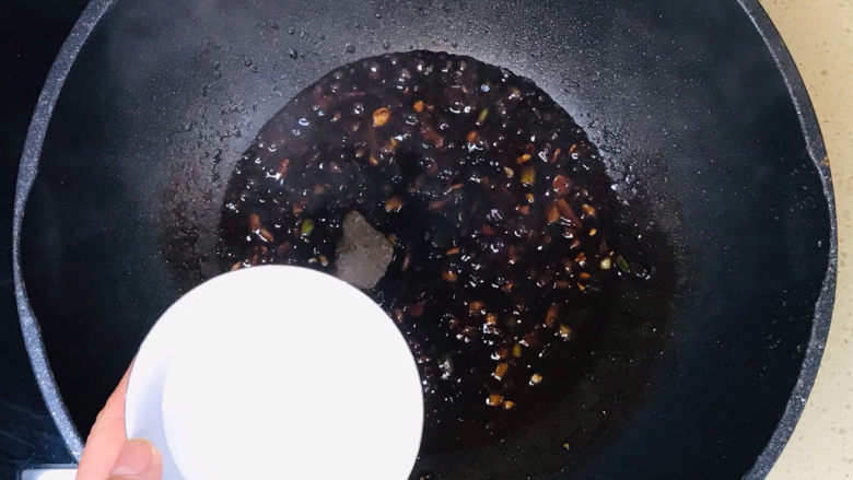 鲍鱼炖土豆,加一碗清水,大火煮沸