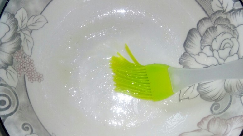 花甲蒸蛋,深盘刷油。