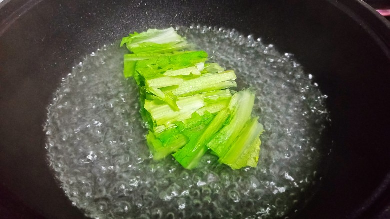凉拌油麦菜,水烧开,放一点盐放几滴油。先放油麦菜根部煮一分钟