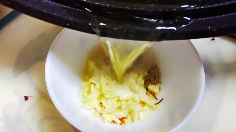 凉拌油麦菜,烧热油,浇在配料上,会有很浓郁的香味。