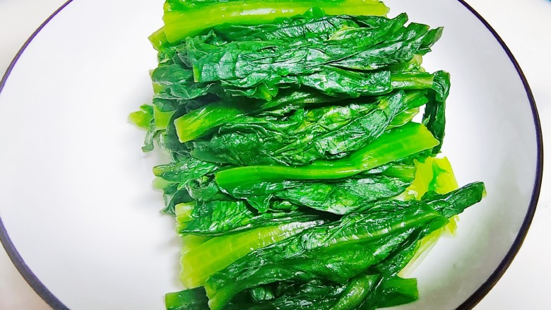 凉拌油麦菜,将焯过水的油麦菜捞出过凉水,挤干水份备用。