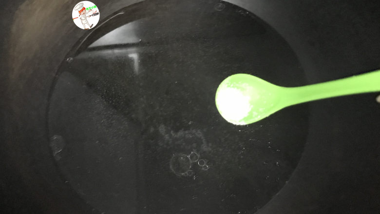 香椿炒蛋,锅中烧水,水开,放入少许食用油和盐