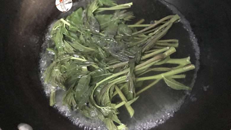 香椿炒蛋,焯烫变色,即可捞出,差不多也就半分钟左右