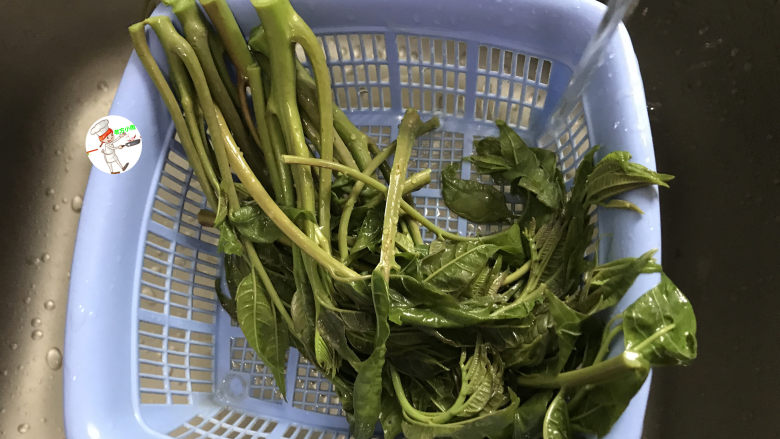 香椿炒蛋,迅速过下凉水,可保持颜色翠绿且口感也更好