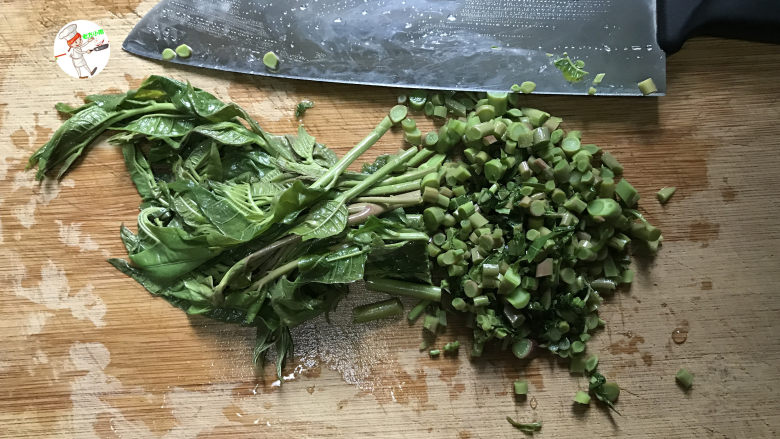香椿炒蛋,挤干水分后放在案板上,用刀切成小碎粒