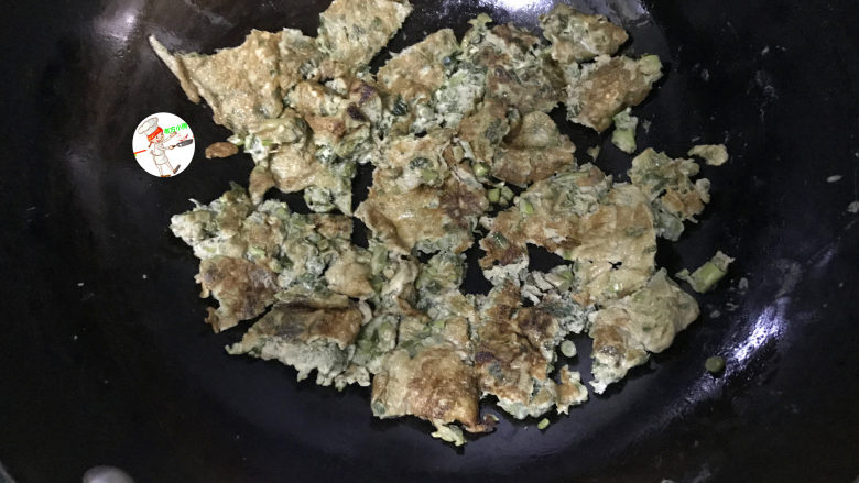 香椿炒蛋,煎至两面成金黄色,关火,用锅铲划成小块