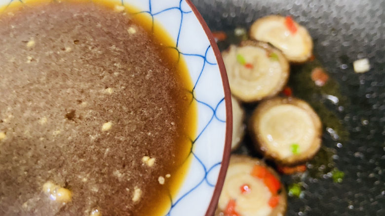 红烧香菇,倒入酱汁,煮至汤汁浓稠即可