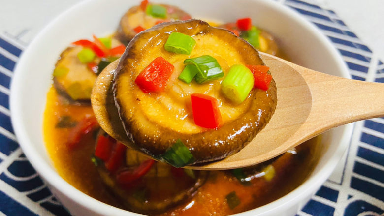 红烧香菇,红烧香菇鲜嫩多汁,饱满厚实,有颜值又好吃!给肉都不换🙈