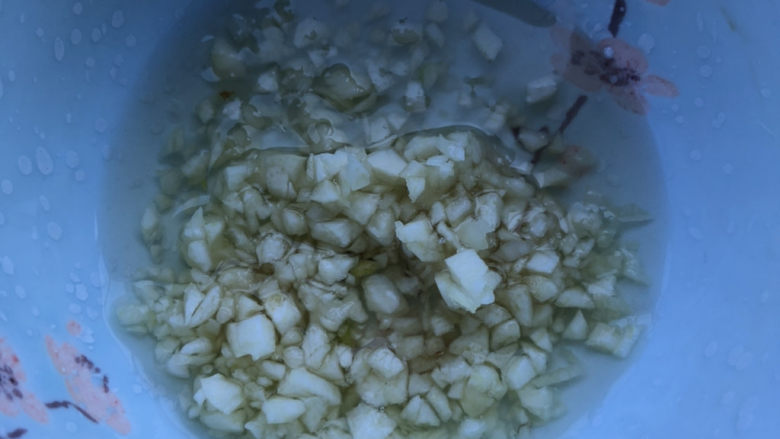 凉拌油麦菜,放在碗里,倒入醋。