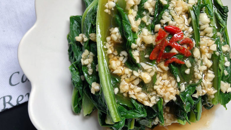凉拌油麦菜,可以再点缀上几丝红尖椒,养眼。