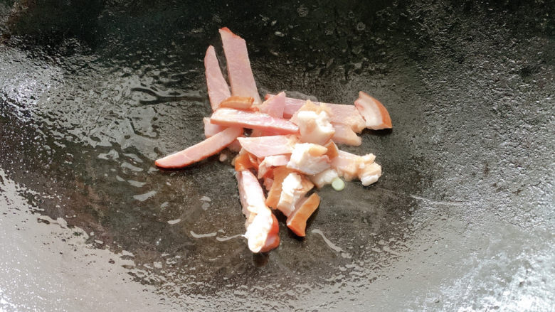 蒜苔回锅肉,锅烧热油,加入肉丝翻炒出香