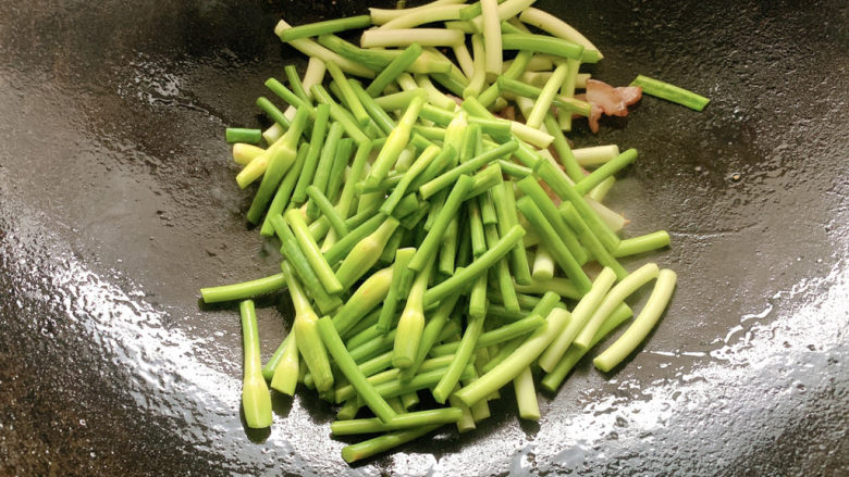 蒜苔回锅肉,加入蒜苔,翻炒均匀