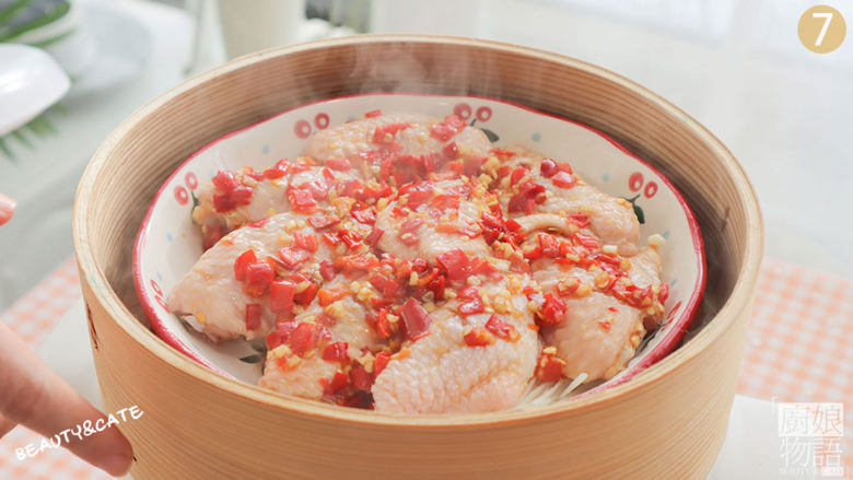 鸡翅这么做也太费米饭了吧,连汤都想喝光!,蒸锅烧水,水开后放入鸡翅,大火蒸15分钟。