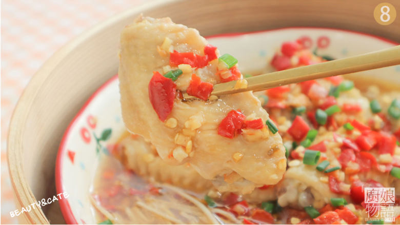 鸡翅这么做也太费米饭了吧,连汤都想喝光!,取出鸡翅,撒上葱花,剁椒鸡翅就做好啦,开吃吧~