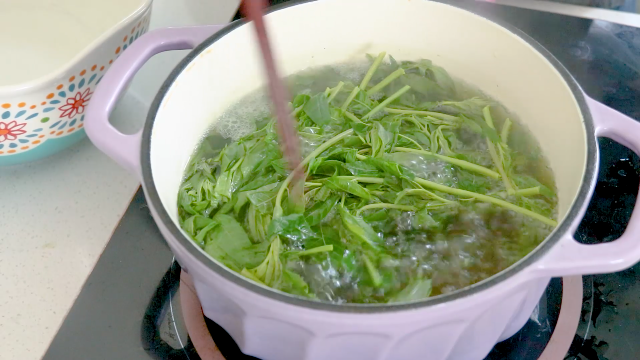 香椿拌豆干,水开后放入香椿焯水1分钟