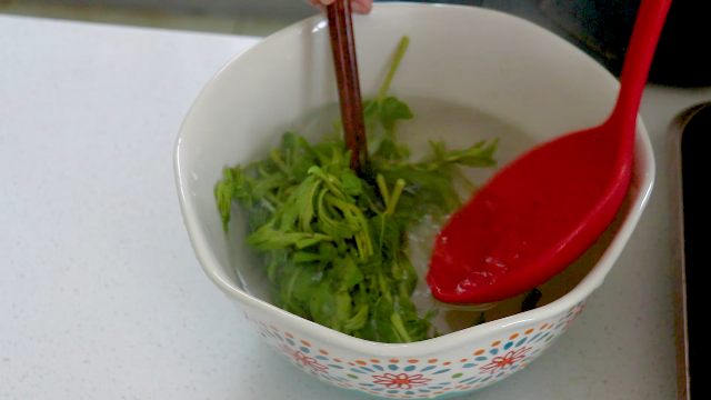 香椿拌豆干,捞出后过凉水并滤干水分